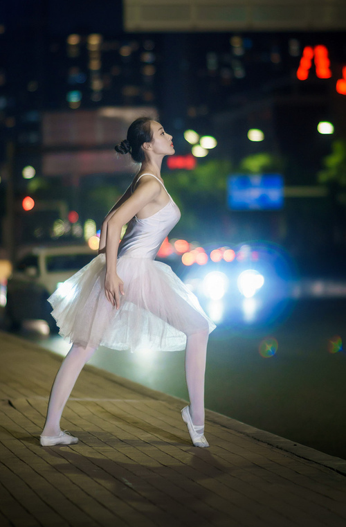 “快艇冲浪：东三叉湖赛场惊现极限运动的极速挑战”