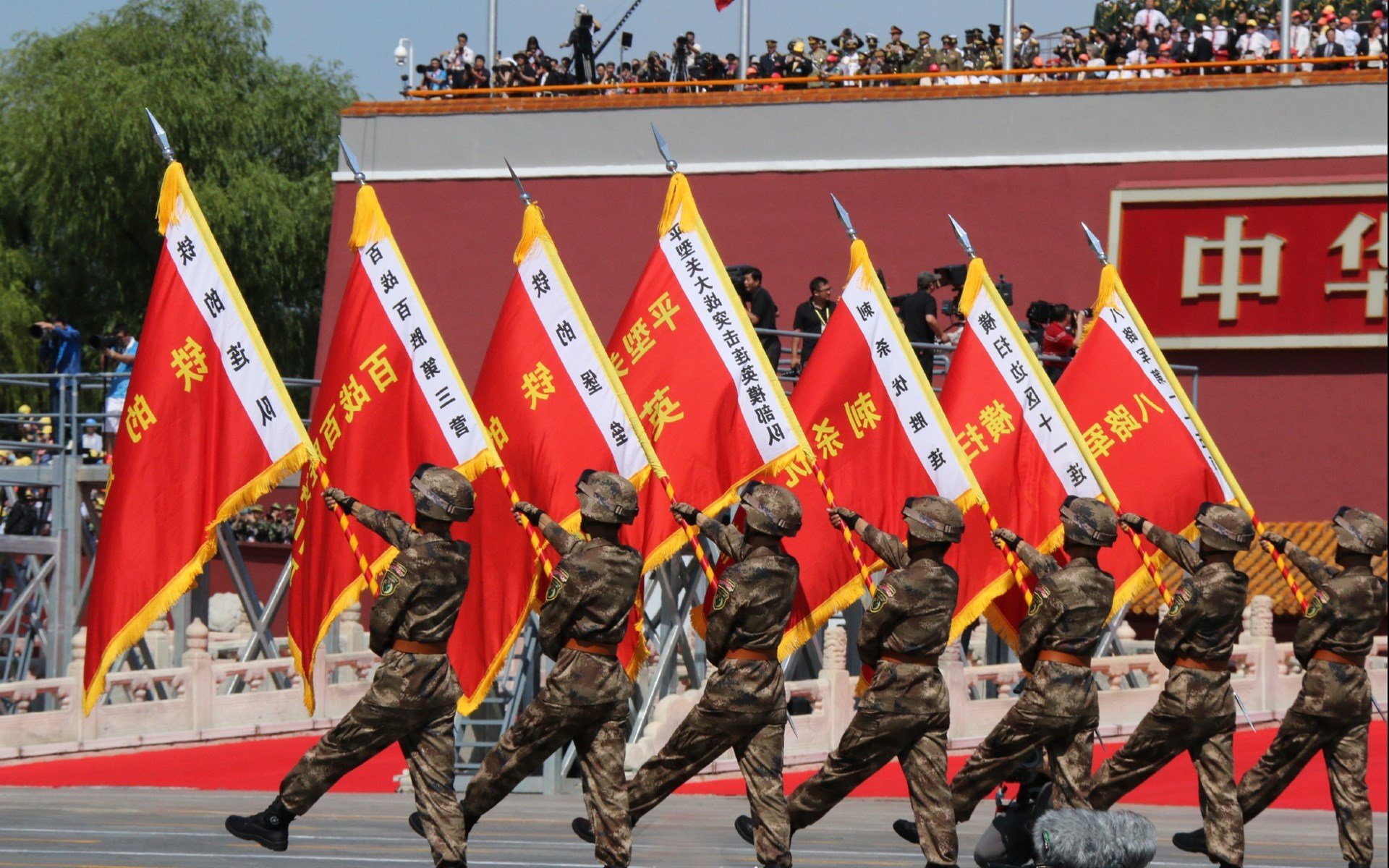 各地举办足球趣味跑比赛,吸引众多参与者,足球趣味项目